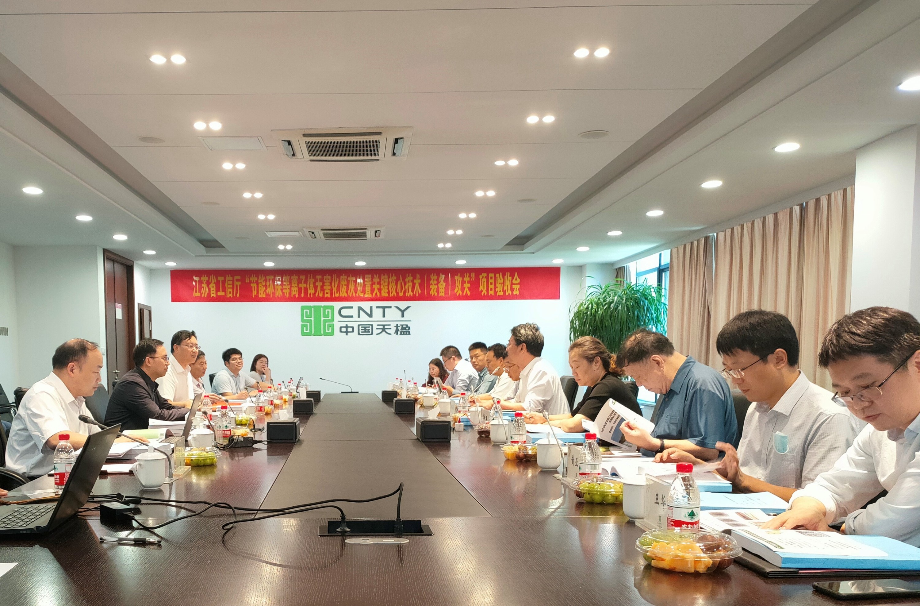 評審會議現(xiàn)場（左邊裁切后使用）