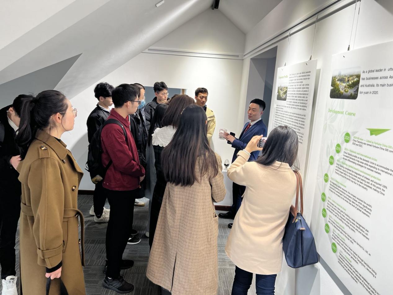 劉春陽外事總監(jiān)為北外國商同學(xué)們講解