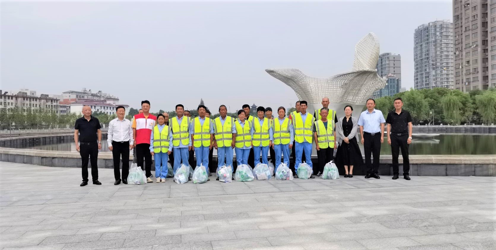 2.如東縣紅十字會、城管局慰問天恒環(huán)衛(wèi)工人