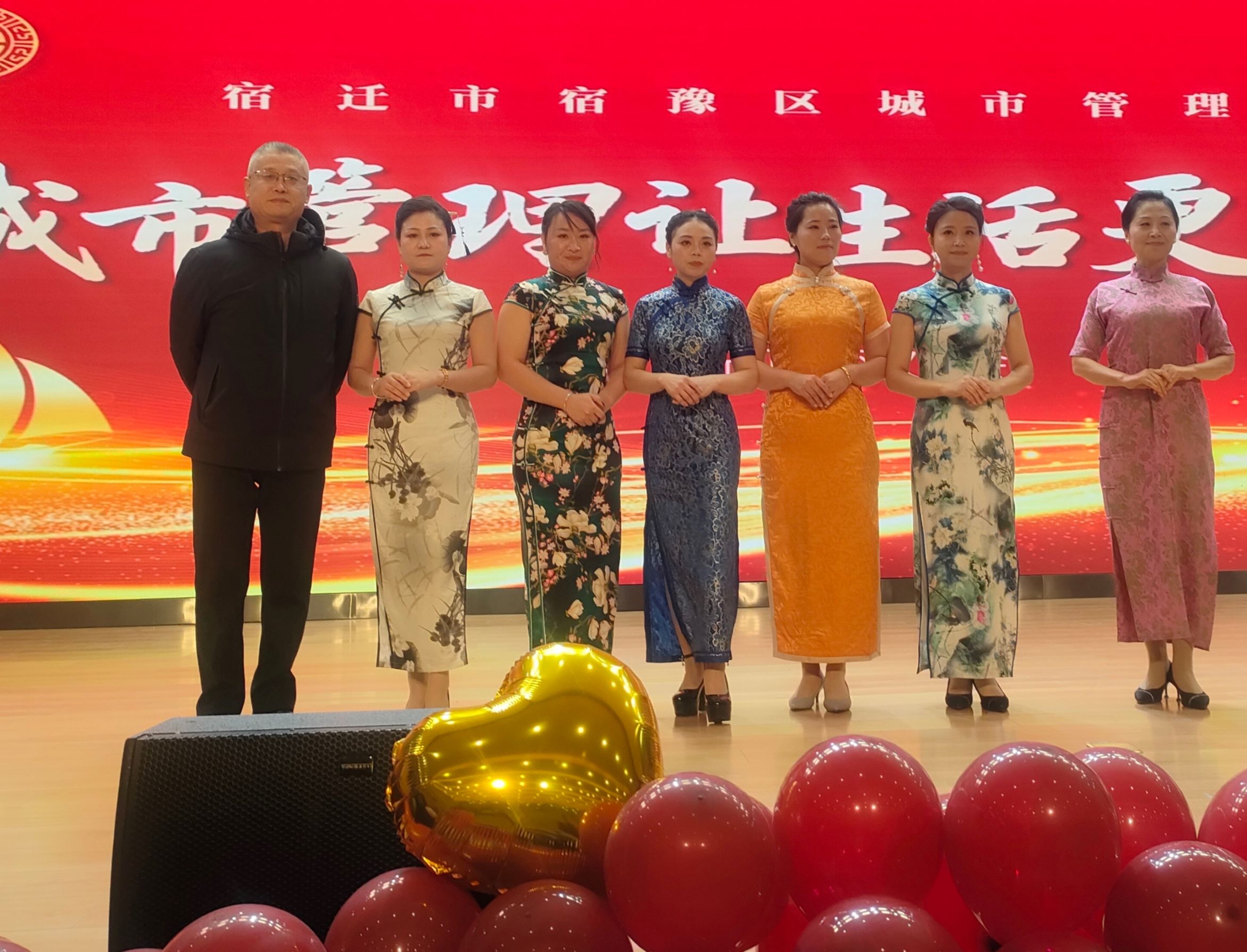 宿遷楹環(huán)總經理施鵬程與參演職工合影-s