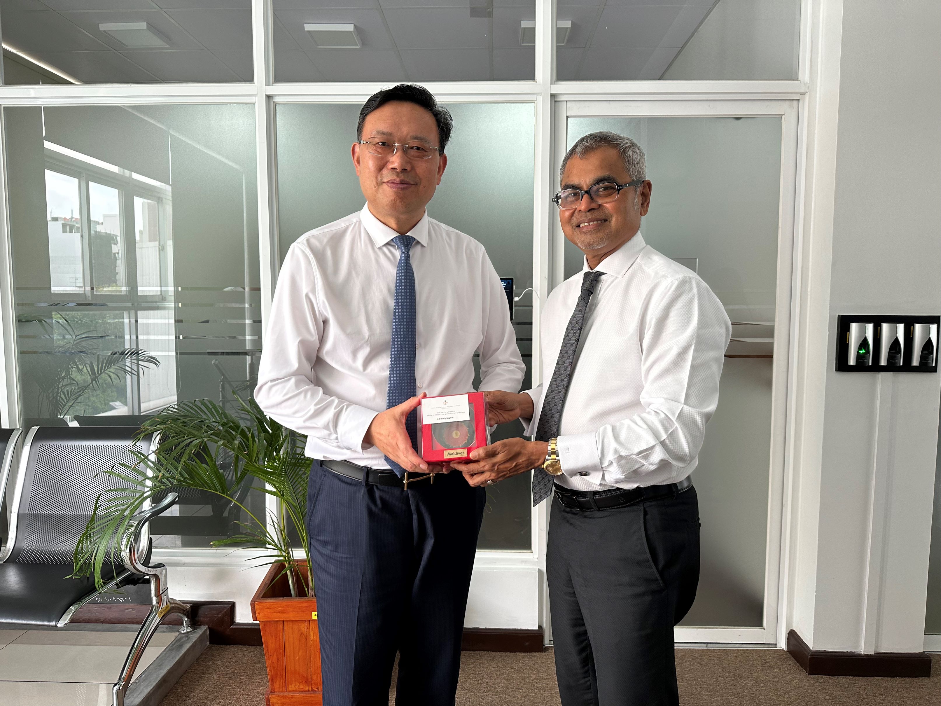 總裁曹德標(biāo)（左）與環(huán)境部長易卜拉欣（右）-s