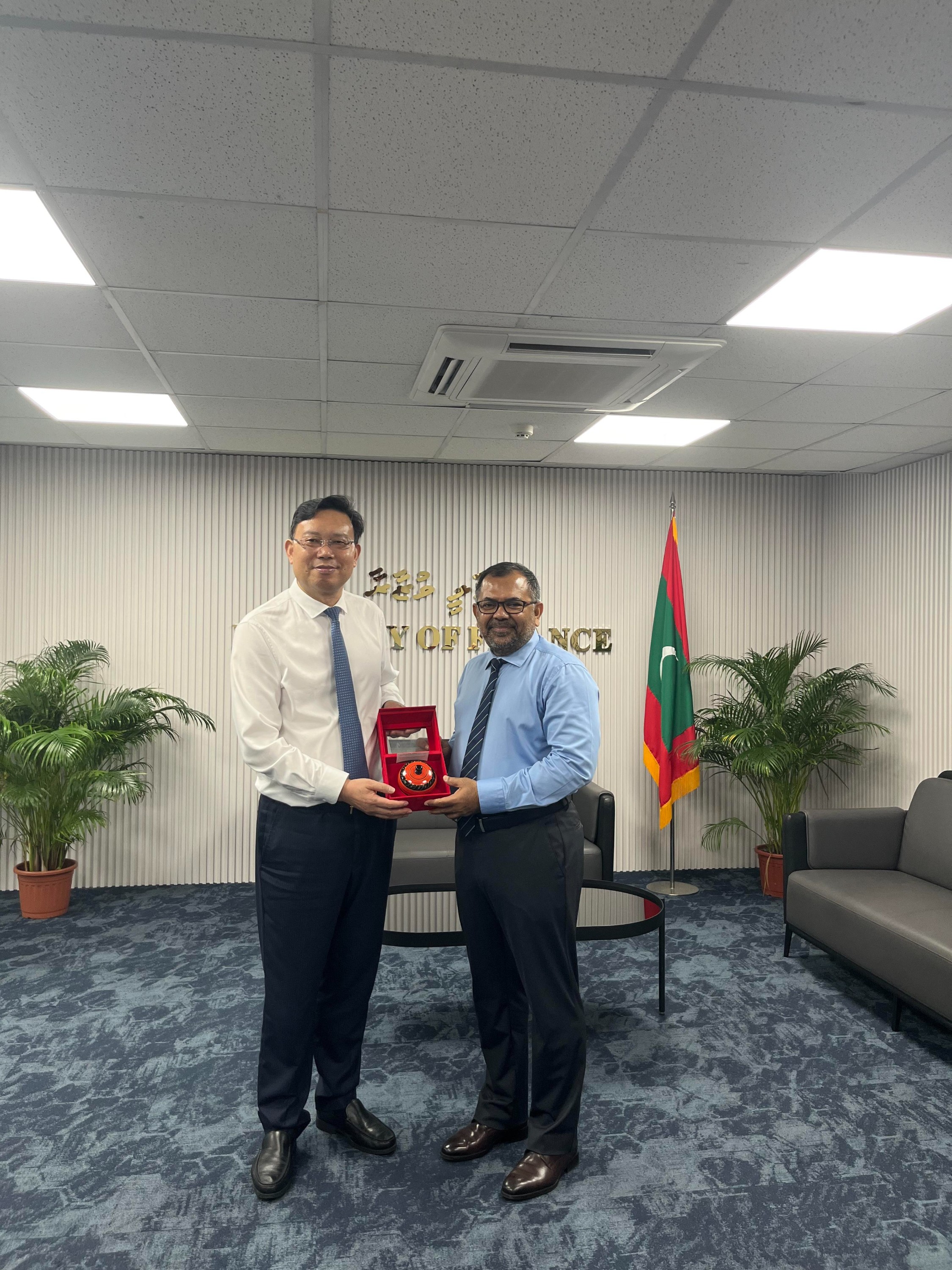 總裁曹德標(biāo)（左）與財(cái)政部長扎米爾（右）